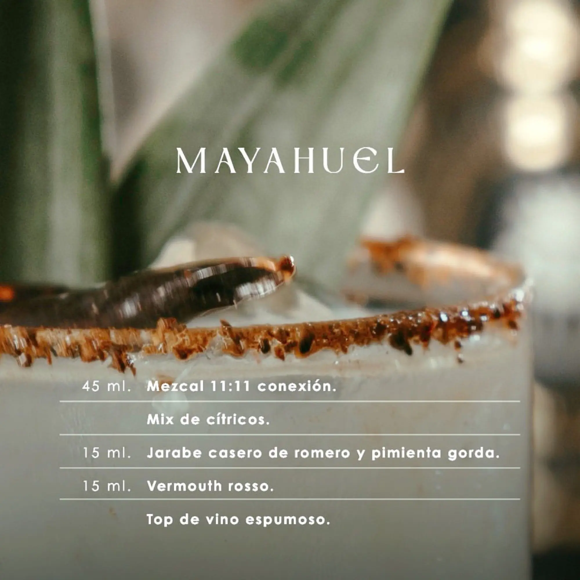 Cóctel de mezcal 11:11 servido en ambiente cálido, ideal para maridaje de cena