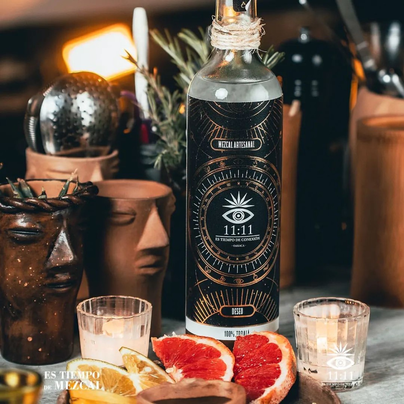 Mezcal 11:11 Deseo con toronja, velas y copas de barro