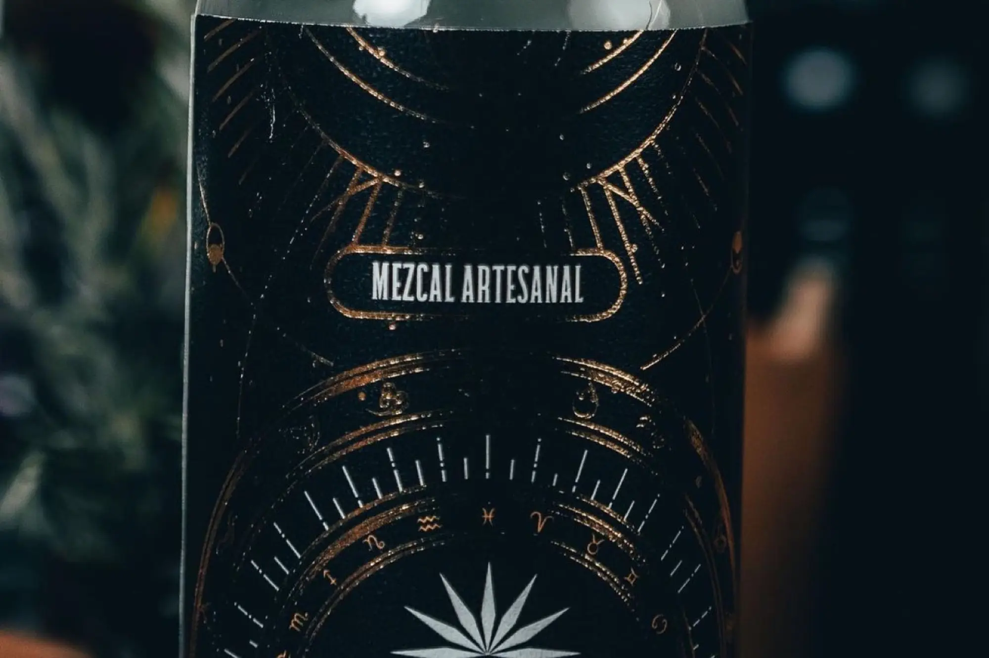 Detalle de la etiqueta oscura de Deseo, Tobalá silvestre
